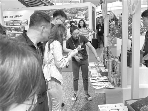 “好客山东·乡村好时节”主题展吸引了众多游人驻足打卡